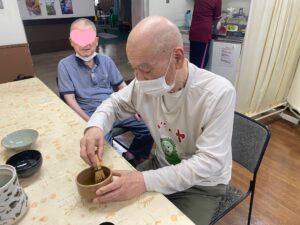 お茶を点てる人