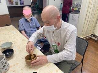 お茶を点てる人