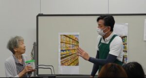 店員と高齢者